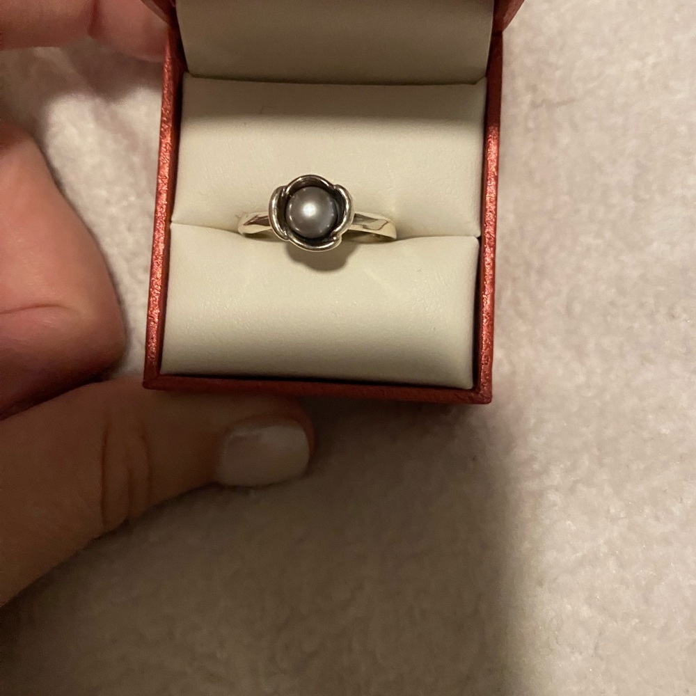 Silver gray pearl ring